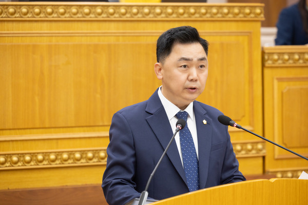 ▲ 정희태 의원이 제367회 임시회 제1차 본회의에서 ‘외국인 아동 보육 지원 확대 건의안’을 대표발의하고 있다.