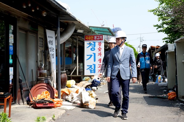 ▲ 지난 8일 마장동 먹자골목이 일제 철거 정비에 들어갔다. 정원오 성동구청장이 현장을 점검하고 있는 모습.