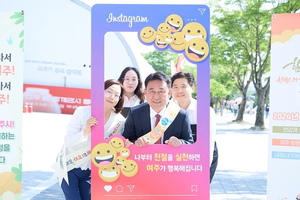 ▲ 친절 홍보 캠페인에 참여한 이충우 여주시장.