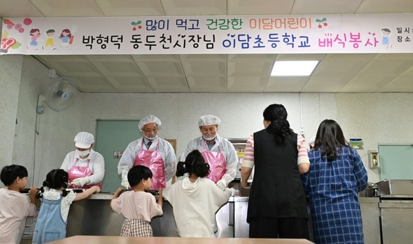 ▲ 박형덕 동두천시장(왼쪽에서 세번째)이 이담초등학교 배식 봉사를 하고 있다.박형덕 동두천시장은 지난 13일, 관내 초등학교 중 한 곳인 이담초등학교를 방문해 학생들에게 배식 봉사를 펼쳤다.이날 박형덕 시장은 지난 4월 26일에 실시했던 상반기 관내 초등학교 학부모 간담회 개최 당시, 이담초등학교 급식실 운영에 대한 의견이 나와 방문하게 됐다. 박 시장은 먼저 차담회 후 급식실 등 이담초등학교 현장을 시찰하고 학생들에게 배식 봉사를 진행한 뒤, 교직원 및 학생들과 함께 오찬의 시간을 가졌다.박 시장은 “상반기 학부모 간담회에서 나온 건의사항에 대해 동두천시에서 해결해 줄 수 있는 부분을 찾아 적극적으로 지원하려고 한다”라면서 “무엇보다 배식 봉사 활동을 통해 급식실 현장을 직접 확인하고 자라나는 새싹들인 초등학생들에게 위생 문제가 발생하지 않도록 지원방안을 강구하겠다”라고 전했다.한편 동두천시에서는 학교 현장 방문을 통해 급식실 환경 운영에 관해 의견을 나누고 추가 건의사항에 대해 세부 지원 사항을 적극 검토할 계획이다.Tag저작권자 © 산경일보 무단전재 및 재배포 금지신성혁 기자신성혁 기자다른기사 보기 관련기사댓글 0로그인産經日報내용권리침해, 욕설 및 특정 대상을 비하하는 내용을 게시할 경우 이용약관 및 관련법률에 의해 제해될 수 있습니다. 공공기기에서는 사용 후 로그아웃 해주세요.0 / 400 등록