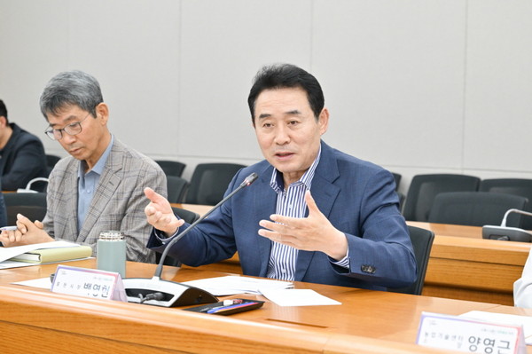▲ 백영현 포천시장이 지역농축산업발전을 위한 간담회에서 발언하고 있다.