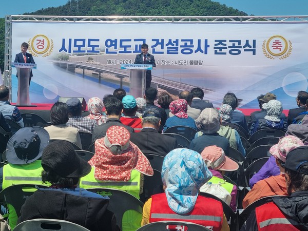 ▲ 문경복 옹진군수가 시·모도 연도교 건설공사 준공식에서 인사말을 하고 있다.