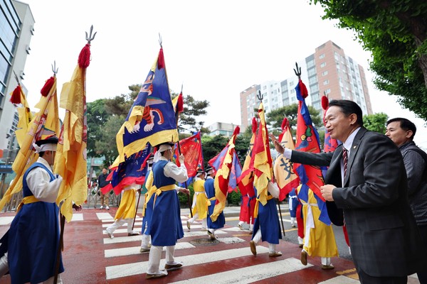 ▲ 김찬진 인천동구청장이 어영대장 축성 행렬을 관람하고 있다.