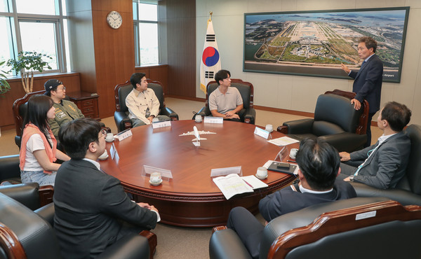 ▲ 이학재 인천국제공항공사 사장과 여행 유튜버들이 간담회에서 소통하고 있다.