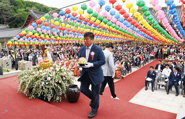 ▲ 용주사 봉축법요식에서 연등 올리는 오문섭 부의장.