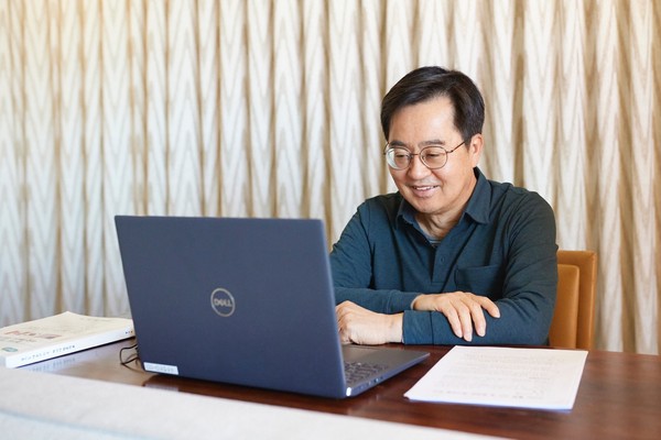 ▲ 해외방문 중 현안점검 영상회의.