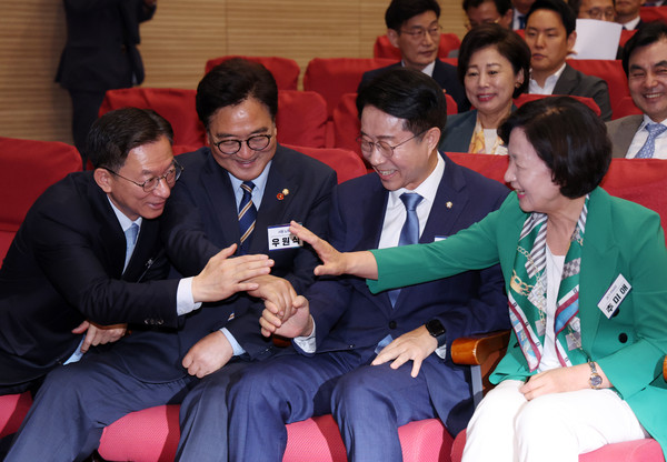 ▲ 추미애(오른쪽부터), 조정식, 우원식, 정성호 국회의장 후보가 3일 서울 여의도 국회 의원회관에서 열린 더불어민주당 제1기 원내대표 선출 당선자 총회에서 함께 손을 모아 사진 촬영을 하고 있다. /뉴시스