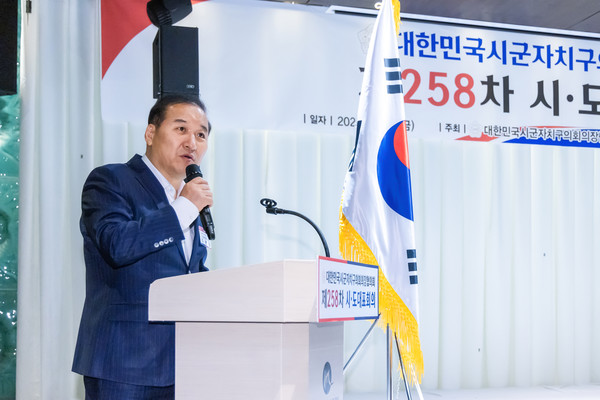 ▲ 최동철 서울시 의장협의회 회장이 시·도 대표회의에서 건의문을 발의하고 있다.