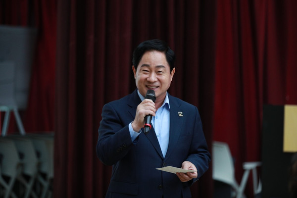 ▲ 주광덕 남양주시장이 학부모 미래교육공동체 워크숍에서 인사말을 하고 있다.