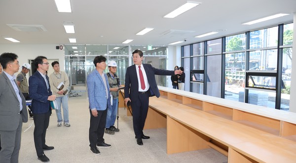▲ 이영훈 미추홀구청장 주안3동 행정복지센터 신청사 현장 점검 실시 모습.