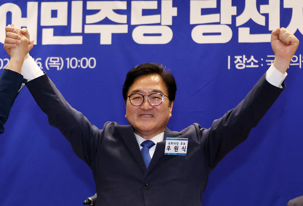 ▲ 우원식 더불어민주당 의원이 16일 오전 서울 여의도 국회 의원회관에서 열린 제22대 국회 전반기 국회의장단 후보 선출 당선자 총회에서 참석자들에게 인사하고 있다. /뉴시스