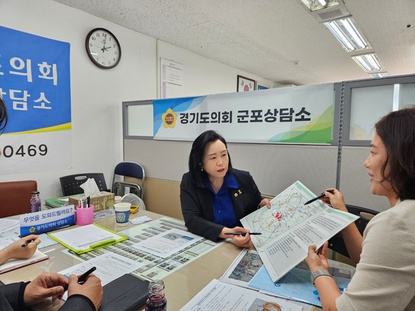 ▲ 정윤경 의원, 의왕군포안산 공공주택지구 추진현황 보고 받는 모습.