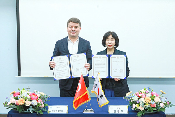 ▲ 협약서 체결 후 기념촬영을 하고 있는 김경희 의장(오른쪽)과 에브렌 딘체르 시장.