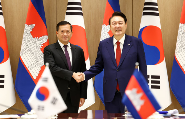 ▲ 윤석열 대통령과 훈 마넷 캄보디아 총리가 16일 서울 용산 대통령실 청사에서 열린 한·캄보디아 정상회담에 앞서 악수하고 있다.