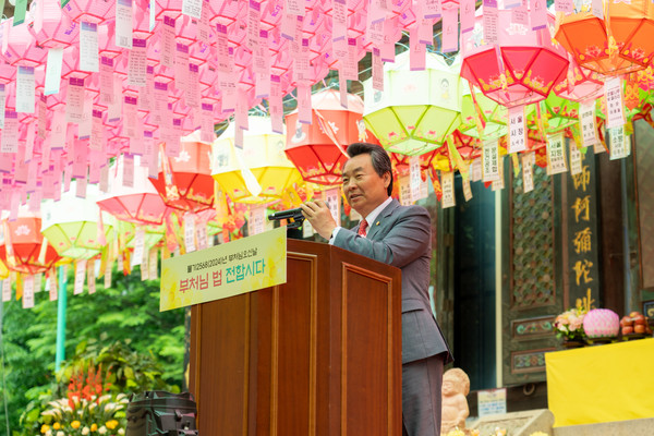 ▲ 지난 5월 15일 ‘봉은사 봉축법요식’ 에서 강남구의회 김형대 의장이 축사를 하고 있다.