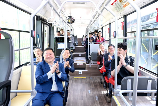 ▲ 파주시 071번 마을버스에 탑승한 김경일 파주시장과 관계자들 모습.