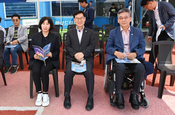 ▲ 대회에 참석한 화성시의회 의원들 (김경희 의장, 이해남 교복위원장, 이용운 의원).