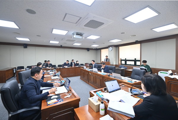 ▲ 제246회 임시회 도시산업위원회 회의 모습.