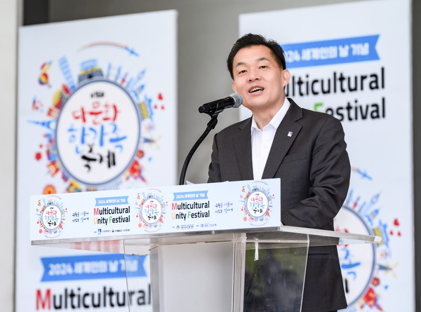 ▲ 이재준 수원특례시장이 제16회 다문화한가족 축제서 인사말을 하고 있다.