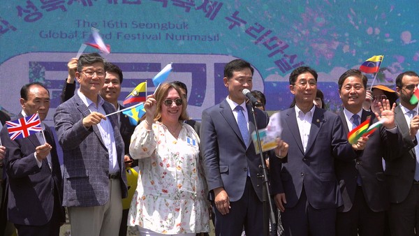 ▲ 제16회 성북세계음식축제 누리마실 축제의 개막을 선언하는 이승로 성북구청장과 각 국 대사 및 관계자들.