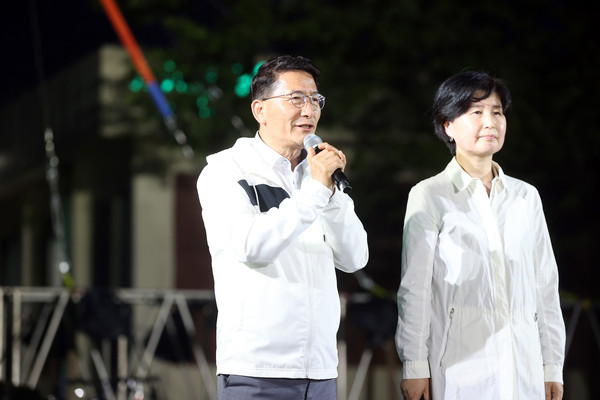 ▲ 수원연극축제 개막 축하하는 김기정 의장.