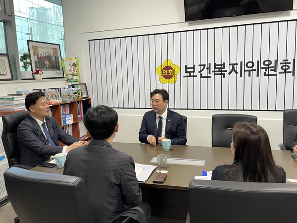 ▲ 응급 심야약국 운영을 위한 정담회 진행하는 이진형 의원.