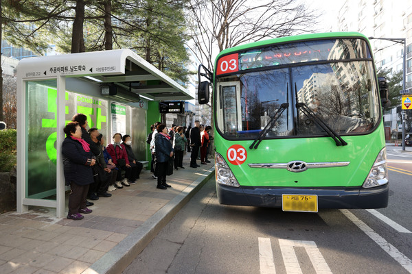 ▲ 동작구는 마을버스 이용객의 편의 증진을 위해 '동작구형 마을버스정보안내 단말기' 설치를 추진한다고 밝혔다. 사진은 지난 3월 조성된 동작구형 마을버스 승차대 모습.