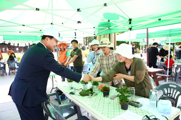 ▲ 지속가능발전 한마당 행사에 참석한 김성제 의왕시장.