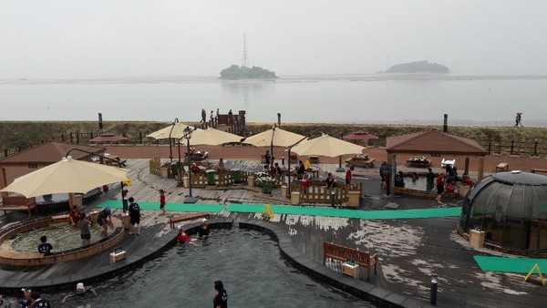 강화군이 ‘석모도 미네랄 스파’ 온천 운영 정상화에 박차를 가하고 있다.석모도 미네랄 스파는 2017년 최초 개장한 이래로 지역주민과 관광객의 힐링 명소로 자리매김하고 강화군을 대표하는 관광명소로서 사랑받아 왔지만, 온천 수량 감소 및 수온 저하 등의 문제로 지난 1월 24일부터 노천탕 운영을 중지하는 등 축소 운영해왔다.이로 인해 미네랄 스파를 방문하는 관광객 급감과 이용객들의 불편을 초래하고, 인근 요식업 및 숙박업 등에도 영향을 미치며, 지역 경제 침체를 유발하고 있다.이에 강화군은 강화군 대표 온천관광시설의 쇠락을 방지하고 주민들의 경제적 피해를 최소화하고자 조속한 온천 운영 정상화를 위해 나섰다.군은 지난 3월 안정적인 온천수 확보 및 시설 개선을 위한 추가경정예산을 확보했고, 4월에는 온천공 추가 매입을 위한 공유재산심의를 완료하는 등 사전 행정절차를 이행하고 있다.또한, 3분기 중 온천공 및 토지매입을 완료할 계획이며, 이후 소규모 온천개발계획 수립 및 신속한 공사 추진을 통해 빠른 시일 내 정상 운영이 가능하도록 할 방침이다.이 외에도 노후시설 개선과 편의 시설 보강 등을 위한 공사를 6월에 착공해 석모도 미네랄 스파를 더욱 편리하고 쾌적한 온천시설로 조성할 예정이다.이에 더해 인근 유휴부지를 활용해 온천과 연계한 체험시설을 조성해 더욱 다양한 즐길 거리를 제공하는 방안을 강구하는 등 수도권 최고의 온천 관광지로 자리매김할 수 있도록 최선을 다하고 있다.윤도영 권한대행은 “지금 당장은 석모도 미네랄 스파가 축소 운영을 하고 있어 방문객과 주민에게 불편을 초래하고 있지만, 강화군을 대표하는 힐링 관광지로써 지역경제 활성화에 큰 역할을 하고 있는 만큼 안정적인 온천수 확보와 쾌적한 시설 개선을 통해 더욱 신뢰받는 온천으로 거듭날 수 있도록 최선을 다하겠다”고 말했다.
