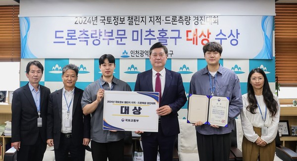 ▲ 미추홀구 국토정보 챌린지 지적·드론 측량 경진대회 대상 수상 모습.인천 미추홀구는 지난 16~17일 충남 공주시 한국국토정보공사(LX) 국토정보교육원에서 국토교통부 주최로 개최된 ‘2024년 국토정보 챌린지 지적·드론 측량 경진대회’에서 인천시 대표로 출전해 드론 측량 부문 전국 1위 대상을 받았다.지적측량, 드론 측량, 세부측량 3개 부문으로 진행된 이번 대회에서 드론 측량 부문에는 전국 17개 시도를 대표하는 지자체 공무원 등 총 37팀이 출전해 치열한 경쟁을 펼쳤으며, 참가자들은 드론 영상 촬영을 통한 토지 및 건축물의 경계를 추출하는 과정과 측량 결과에 대한 신기술 활용 능력을 평가받았다.이영훈 구청장은 “첫 출전에 대상을 차지해서 굉장히 자랑스럽다”라며, “드론을 활용한 고품질 데이터 구축은 물론 원격 측량 방식의 신속하고 안전한 드론 측량으로 담당자의 전문성을 강화해 구민의 재산권 보호에 최선을 다할 것”이라고 말했다.Tag저작권자 © 산경일보 무단전재 및 재배포 금지이장열 기자이장열 기자다른기사 보기 관련기사댓글 0로그인産經日報내용권리침해, 욕설 및 특정 대상을 비하하는 내용을 게시할 경우 이용약관 및 관련법률에 의해 제해될 수 있습니다. 공공기기에서는 사용 후 로그아웃 해주세요.0 / 400 등록