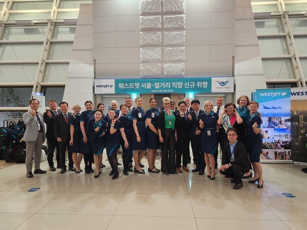 ▲ 지난 18일 저녁 인천공항 제1여객터미널 46번 게이트 앞에서 열린 ‘웨스트젯 신규 취항 기념 행사’에서 양사 관계자들이 기념촬영을 하고 있다.