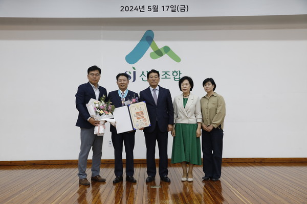 ▲ 이대영 용인시산림조합장, 동탑산업훈장 수훈 기념사진.