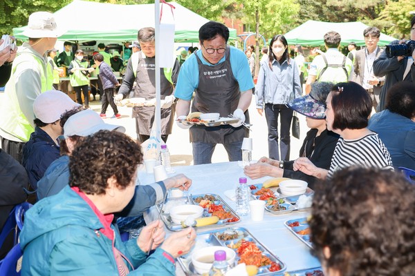 ▲ 도성훈 인천광역시교육감, 교육공동체와 함께하는 ‘사랑의 밥차’ 봉사활동 참여 모습.