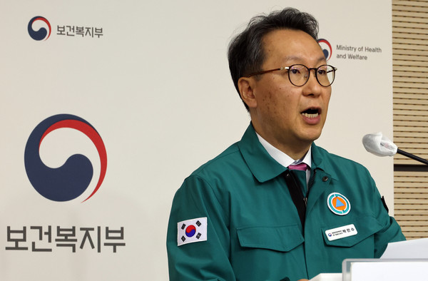 ▲ 박민수 중앙재난안전대책본부 제1총괄조정관이 세종시 정부세종청사에서 의사 집단행동 중대본 회의 주요 내용 등을 발표하고 있다.