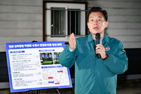 ▲ 이재준 수원특례시장이 합동순찰에 앞서 대응책을 설명하고 있다.