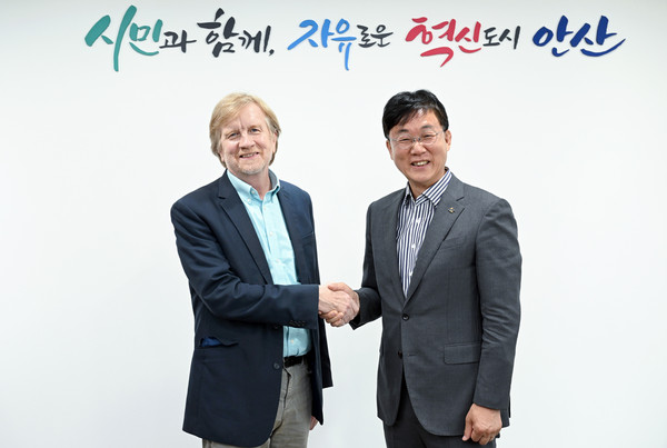 ▲ 이민근 안산시장(오른쪽)과 브래들리 넬슨 교수(왼쪽).