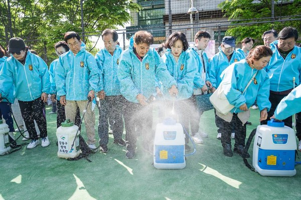▲ 주민자율방역단이 충전식 분무기를 실습하는 사진.