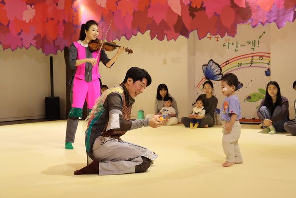 ▲ 아기공연 쿠웅~따 사안~책!.