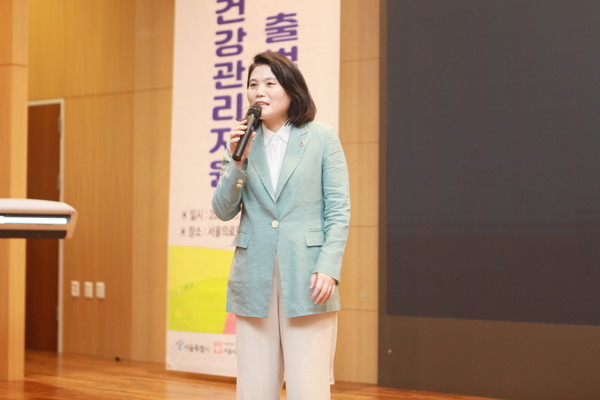 ▲ '초기 난임부부 통합 건강관리프로그램 출범식' 축하 인사를 건네는 박춘선 위원장.