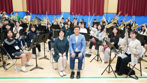 ▲ 방세환 광주시장과 미담 청소년 윈드오케스트라.
