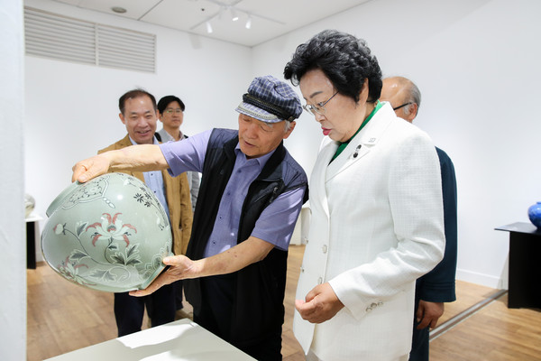 ▲ 도자명장 작품전에 방문한 김경희 이천시장.