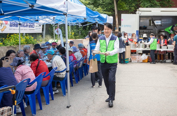 ▲ 강범석 인천서구청장이 무료급식 봉사활동을 하고 있다.