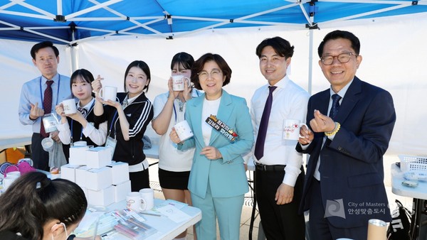 ▲ 안성맞춤 진로박람회 진로 상담 부스에 방문한 김보라 안성시장.