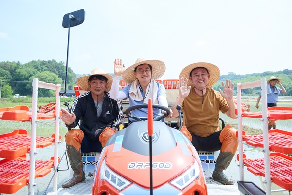 ▲ 여주시 모내기 행사에 참석한 김동연 경기도지사(가운데)와 이충우 여주시장(오른쪽).