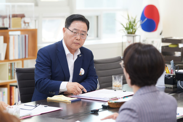 ▲ 강수현 양주시장이 강은하 유보통합준비담당서기관과 소통하고 있다.
