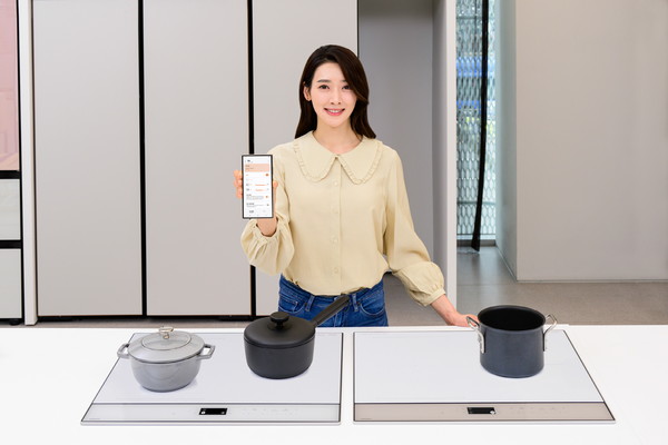 ▲ 삼성전자가 원격 제어 기능으로 안심을 더한 2024년형 '비스포크 인덕션' 신제품을 29일 출시한다. 삼성전자 모델이 신제품을 소개하는 모습. (사진=삼성전자 제공)