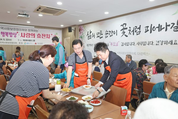 ▲ 김정헌 인청중구청장이 사랑의 효 잔치에서 음식을 전달하고 있다.