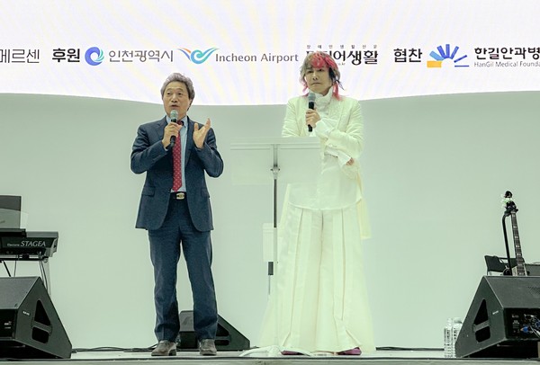 ▲ 인천국제공항공사 이학재 사장(왼쪽)과 가수 김장훈(오른쪽).