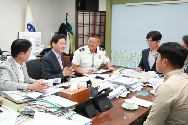 이상일 용인특례시장이 23일 용인동부서 관계자와 교통 현안에 대해 상의하고 있다