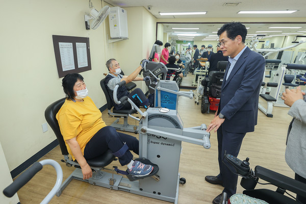 ▲ 재활치료 중인 구민과 소통 중인 이기재 양천구청장.